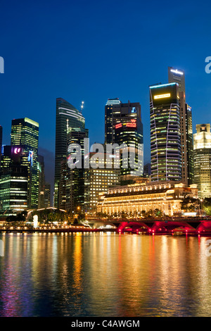 Singapur, Singapur, Marina Bay. Die zentralen Geschäft Bezirk Skyline in der Abenddämmerung. Stockfoto