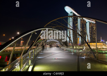 Singapur, Singapur, Marina Bay.  Der Helix-Brücke und Marina Bay Sands Singapore. Stockfoto