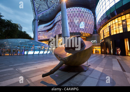 Singapur, Singapur, Orchard Road. Die Muskatnuss Skulptur des Künstlers Kumari Nahappan ION Orchard Mall. Stockfoto