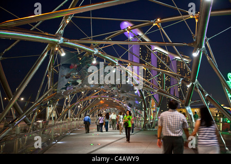 Singapur, Singapur, Marina Bay. Blick entlang der Helix-Brücke, Marina Bay Sands Singapur. Stockfoto