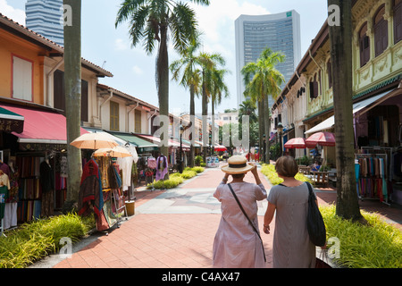 Singapur, Singapur, arabische Viertel. Touristen in der Bussorah Mall - ein Bereich der traditionellen malaiischen Shophouses einkaufen. Stockfoto