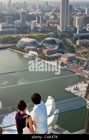 Singapur, Singapur, Marina Bay. Ein paar blicken auf die Stadt von der Aussichtsplattform des Marina Bay Sands SkyPark. Stockfoto