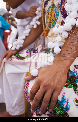 Thailand, Ko Phuket, Phuket.  Der Arm von einem Ma-Tanga (Geist Medium) durchbohrt von Hunderten von Metall-Spieße Stockfoto