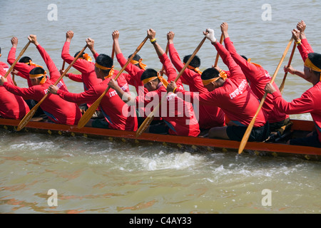 Thailand, Nakhon Ratchasima Phimai.  Longboat-Team-Rennen in Phimai Festival Boot Rennen. Stockfoto