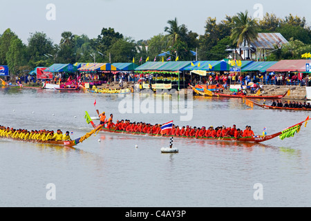 Thailand, Nakhon Ratchasima Phimai.  Longboat Rennen auf dem Chakrai-Fluss während Phimai Festival. Stockfoto