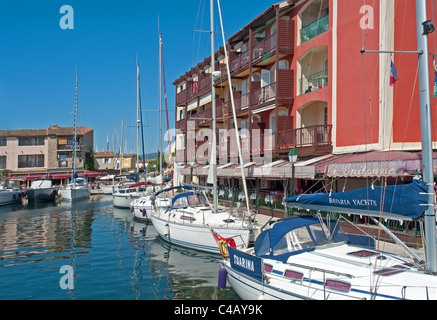 Am Wasser Häuser und Boote im Ferienort Port Grimaud, Var, Provence, Frankreich Stockfoto