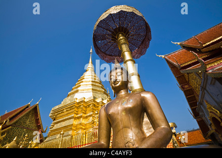 Thailand, Chiang Mai Doi Suthep.  Buddha-Statue und Chedi im Wat Phra, die Doi Suthep Stockfoto