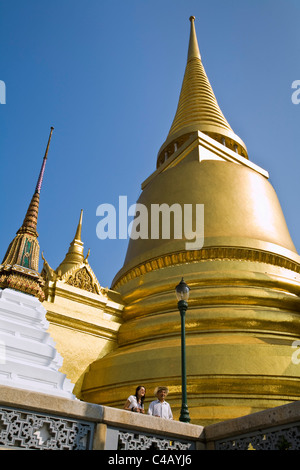 Thailand, Bangkok. Der Phra Si Rattana Chedi thront über Touristen am Wat Phra Kaeo (Tempel des Smaragd-Buddha). Stockfoto