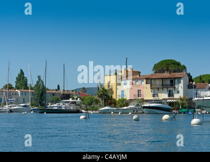 Am Wasser Häuser und Boote im Ferienort Port Grimaud, Var, Provence, Frankreich Stockfoto