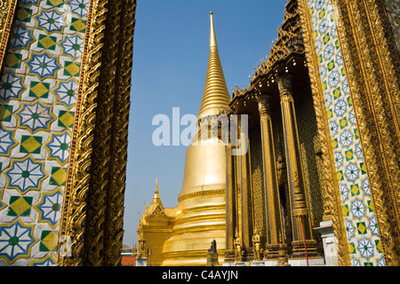 Thailand, Bangkok. Tempelarchitektur im Wat Phra Kaeo (Tempel des Smaragd-Buddha). Stockfoto