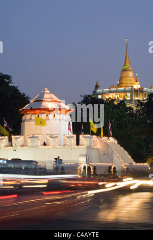 Thailand, Bangkok. Mahakan Festung mit goldenen Bergs (Phu Khao Thong) im Wat Saket im Hintergrund. Stockfoto