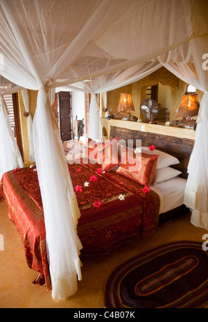 Sansibar, Matemwe Bungalows. Ein Himmelbett in der Mitte eines Matemwe Luxus-Suiten. Stockfoto