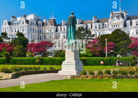 Statue des Herzogs von Devonshire auf dem westlichen Rasen mit Blick auf das Grand Hotel, Eastbourne, East Sussex, UK Stockfoto