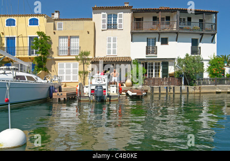 Am Wasser Häuser und Boote im Ferienort Port Grimaud, Var, Provence, Frankreich Stockfoto