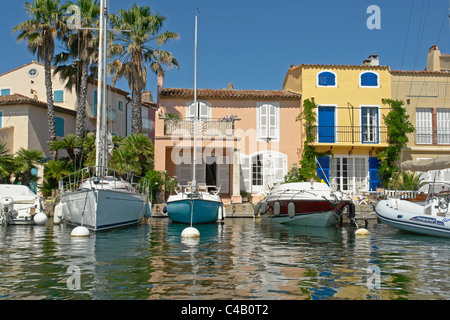 Am Wasser Häuser und Boote im Ferienort Port Grimaud, Var, Provence, Frankreich Stockfoto