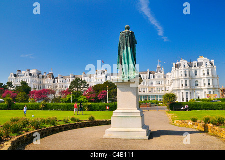 Statue des Herzogs von Devonshire auf dem westlichen Rasen mit Blick auf das Grand Hotel, Eastbourne, East Sussex, UK Stockfoto