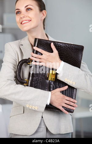 Porträt von lächelnden Geschäftsfrau mit dem Aktenkoffer Stockfoto