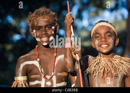 Australien, Queensland, Laura. Junge einheimische Tänzer in Stammes-Körperfarbe. Laura, Queensland, Australien Stockfoto