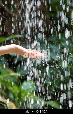 Frau Hand mit kleinen Wasserfall. Stockfoto