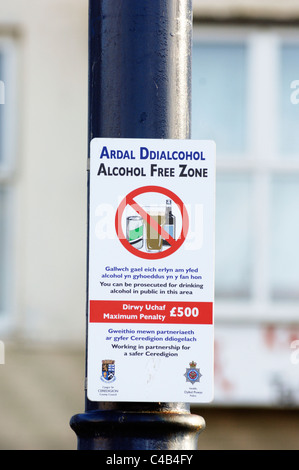 Zweisprachige Zeichen auf der Promenade, Aberystwyth, Wales, das Trinken von Alkohol zu verbieten. Stockfoto