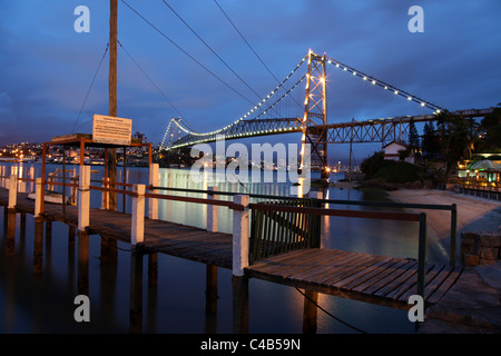 Die berühmte Hängebrücke Hercílio Luz in Florianopolis verbunden Insel Santa Catarina mit dem Festland. Stockfoto