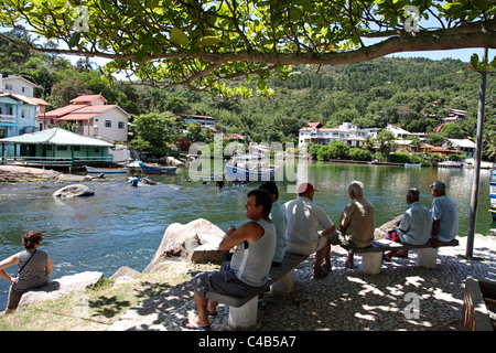 Die Einheimischen beobachten die Fischer in Barra de Lagoa in Florianopolis. Stockfoto