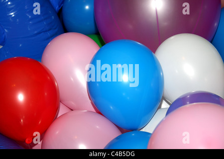 Eine Feier mit vielen bunten Luftballons hängen an der Decke oder auf dem Boden, ideal für eine Kinder-Geburtstags-Party. Stockfoto