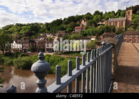 Blick von der eisernen Brücke gebaut zwischen 1777 und 1781 von Thomas Telford, Ironbridge, Shropshire, England Stockfoto