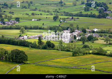 Blick hinunter auf das Dorf Bampton Grange Cumbria Mosaik von Wiesen und Bäumen umgeben Stockfoto