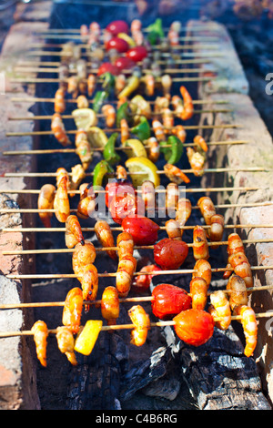 Schaschlik aus Garnelen kochen im Freien. Stockfoto