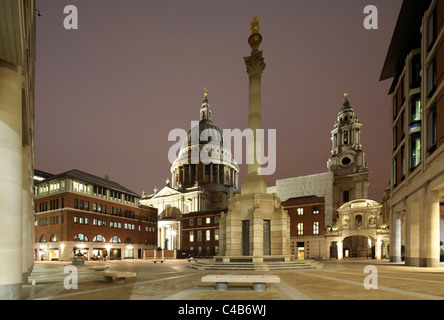 St. Pauls Cathedral, London, von Paternoster Square gesehen. Stockfoto