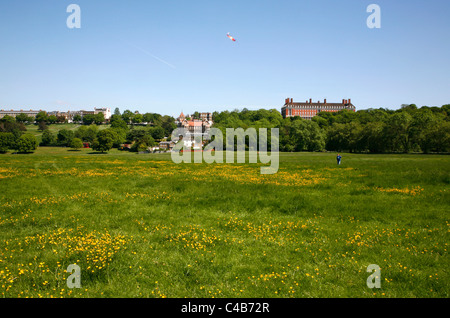 Blick über Wiesen Petersham, Royal Star und Strumpfband und Petersham Hotel in Richmond Hill, Petersham, London, UK Stockfoto