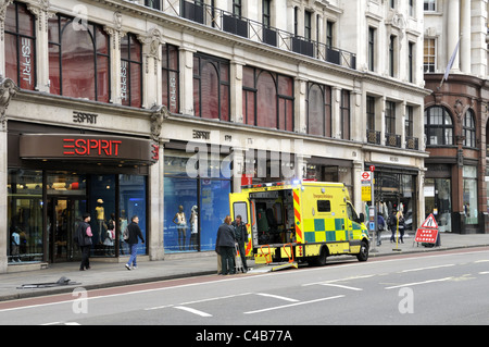 London-Rettungswagen Teilnahme an einen Anruf in der Regent Street. Stockfoto
