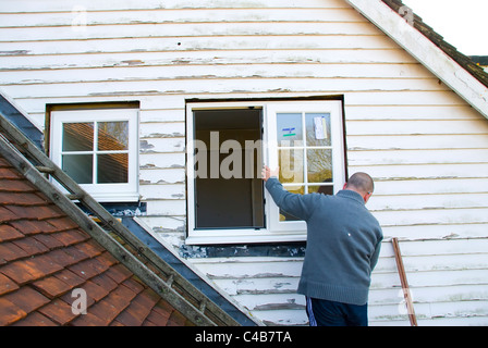 Installation A bewertete Energie effizienter Ersatz doppelt verglaste Fenster in einem alten Haus zur Verbesserung der Energieeffizienz Stockfoto