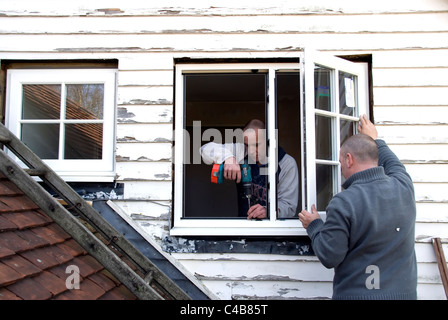 Installation A bewertete Energie effizienter Ersatz doppelt verglaste Fenster in einem alten Haus zur Verbesserung der Energieeffizienz Stockfoto