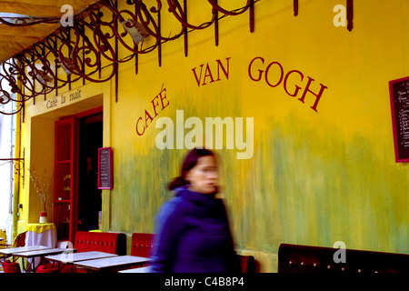 Arles; Bouches du Rhone, Frankreich; Eine junge Frau zu Fuß vor der ehemaligen Café-Terrasse Stockfoto