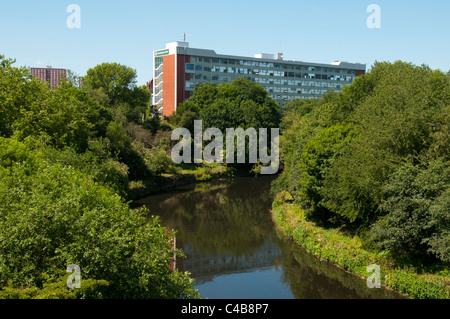 Das Maxwell-Gebäude über dem Fluß Irwell, Peel Park Campus, Salford University, Salford, Manchester, England, UK Stockfoto