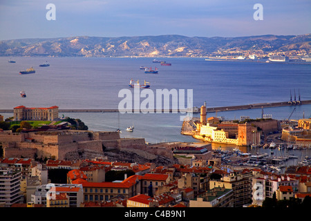 Marseille, Provence, Frankreich; Der Hafen und die Umgebung von in der Nähe von Notre Dame De La Garde aus gesehen Stockfoto