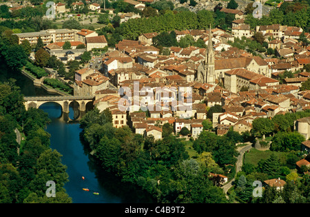 Frankreich, Midi-Pyrénées, Tarn-et-Garonne, Saint-Antonin-Noble-bew von der Klippe Roc d'Anglars mit Blick auf den Fluss Aveyron betrachtet, diese alte Stadt zeigt seinen mittelalterlichen Ursprung mit dicht Häuser und Gassen rund um den Place De La Halles clustering. Stockfoto