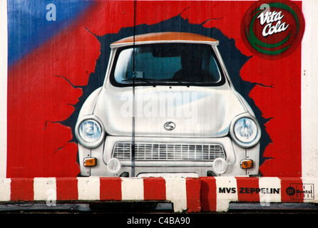Graffiti im ehemaligen Ost-Berlin zeigt des Trabant, der am weitesten verbreitete DDR Auto, Deutschland Stockfoto