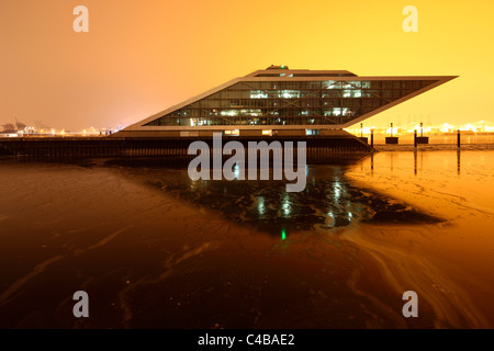 Ein modernes Bürogebäude in Hamburg auf dem Fluss Elbe, Deutschland Stockfoto