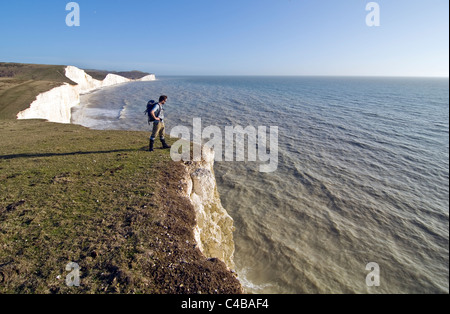 Ein Walker bei den Seven Sisters Klippen in der Nähe von Beachy Head, in der South Downs National Park, East Sussex. Blick nach Osten. Stockfoto