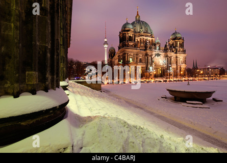 Berliner Dom mit dem Fernsehturm im Hintergrund und die Spalten des alten Museums im Vordergrund. Deutschland Stockfoto