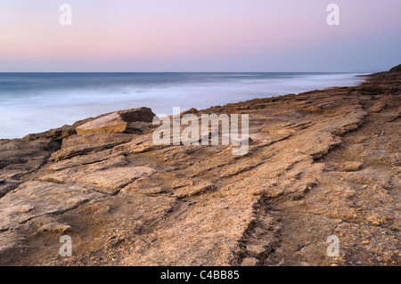 Hohen Winkel View of Rock Risse und Muster an der Küste Stockfoto