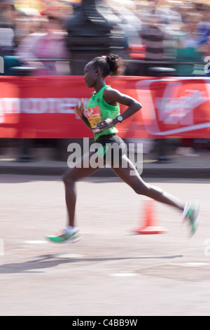 Mary Keitany beim London-Marathon 2011 Stockfoto