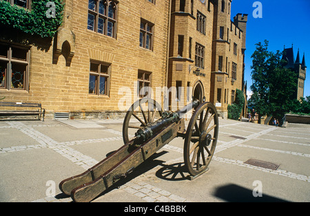 Deutschland, Baden-Württemberg, Schwaben, Hechingen. Gelegen in den Ausläufern der Schwäbischen Alb, war Burg Hohenzollern mittelalterlicher Stammsitz der Hohenzollern, die Deutschlands Kaiser wurde. Die bestehende Burg entstand in der Mitte der 1800er für Frederick William IV von Preußen. Stockfoto