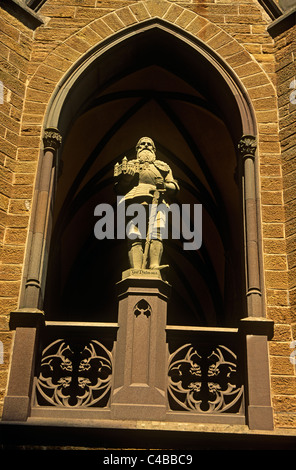 Deutschland, Baden-Württemberg, Schwaben, Hechingen. Eine Statue von Graf Jost Nicholas von Zollern mit Blick auf den Vorhof der Burg Hohenzollern (er begann den Wiederaufbau im Jahre 1454) liegt in den Ausläufern der Schwäbischen Alb. Es war der Stammsitz der Hohenzollern, die Deutschlands Kaiser wurde. Die bestehende Burg entstand in der Mitte der 1800er für Frederick William IV von Preußen. Stockfoto