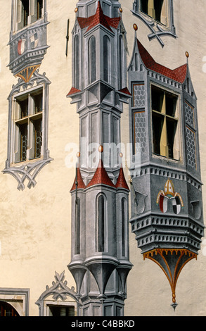 Deutschland, Bayern, Füssen. Trompe l ' oeil Malerei übertreibt das äußere Erscheinungsbild der Teile des Hohes Schloss, oder hohe Schloss von Füssen. Früher Sommer Residenz der Fürstbischöfe von Augsburg und jetzt teilweise als eine Art Gallery, das Gebäude verwendet ist eines des Landes größte und am besten erhaltenen späten gotischen Burgen. Stockfoto