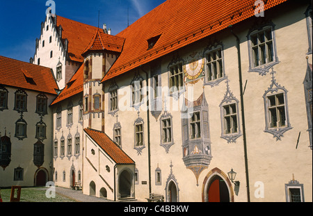 Deutschland, Bayern, Füssen. Trompe l ' oeil Malerei übertreibt das äußere Erscheinungsbild der Teile des Hohes Schloss, oder hohe Schloss von Füssen. Früher Sommer Residenz der Fürstbischöfe von Augsburg und jetzt teilweise als eine Art Gallery, das Gebäude verwendet ist eines des Landes größte und am besten erhaltenen späten gotischen Burgen. Stockfoto