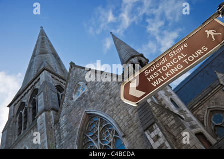 Irland, Dublin 2, Suffolk Street, Kirchturm und Richtungsanzeiger von Dublin Tourism Office. Stockfoto